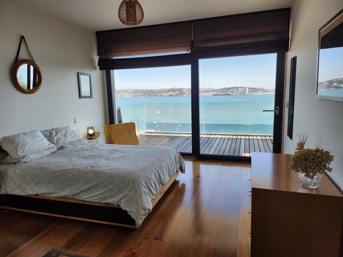 Quarto de casal com terraço e vista para o rio