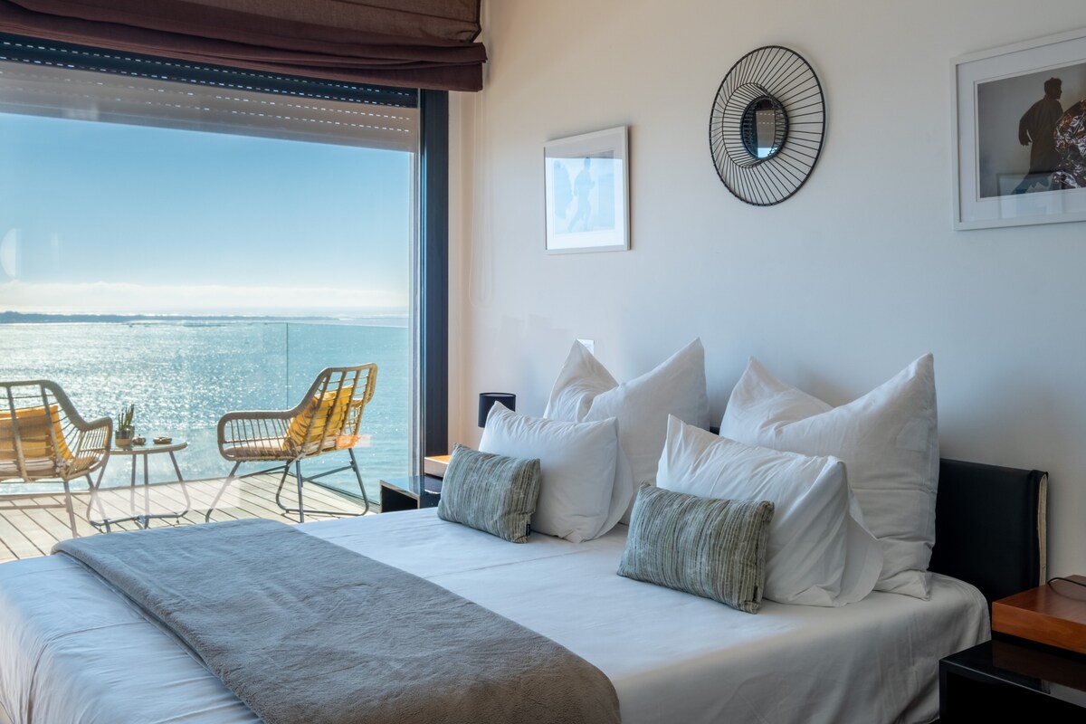 Quarto de casal com vista panorâmica para o mar e terraço