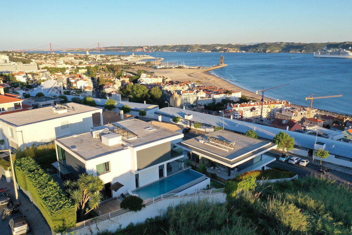 Vista aérea da casa sobre o rio Tejo e o mar